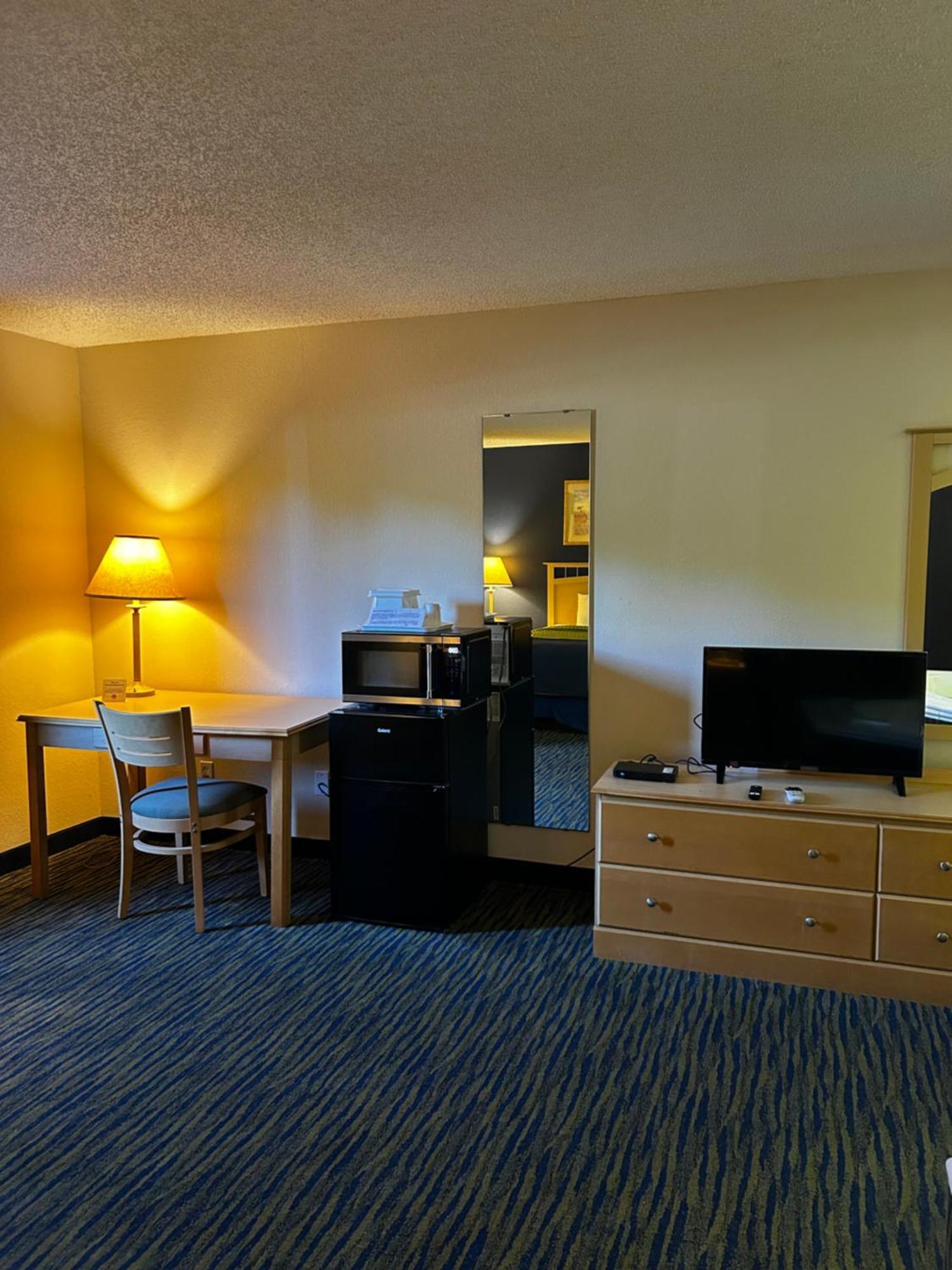 Ameristay Inn & Suites Waverly 外观 照片