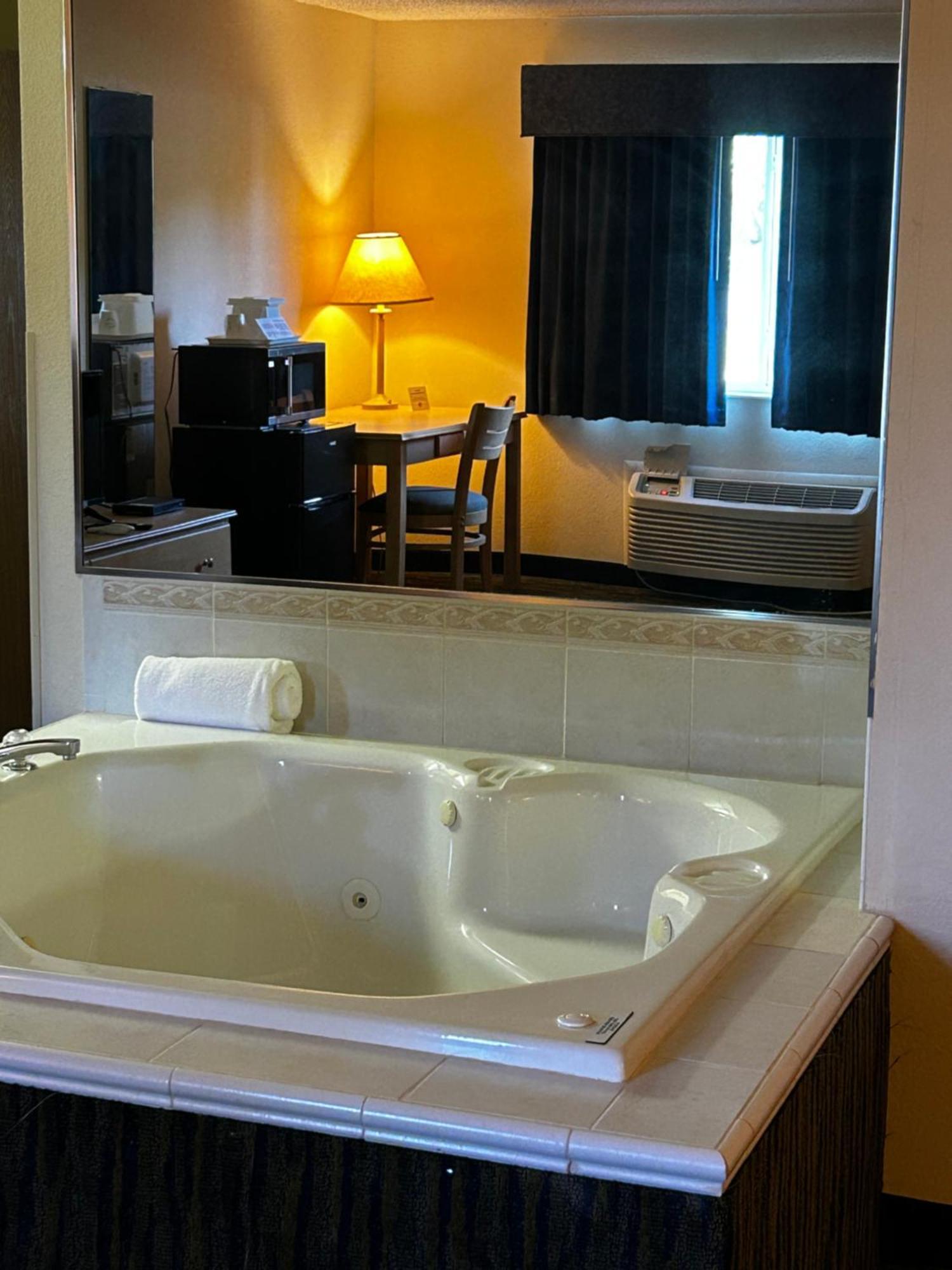 Ameristay Inn & Suites Waverly 外观 照片